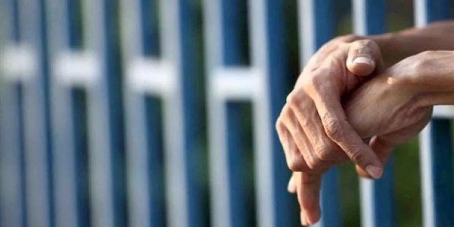السجن 5 سنوات لطالب حول سيارته إلى متجر للمخدرات في دهب