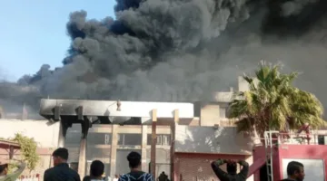 مصدر أمني: مواد بلاستيكية وأخرى سريعة الاشتعال زادت شراسة النيران داخل مصنع البلاستيك بأكتوبر.. والدفع بـ20 سيارة إطفاء