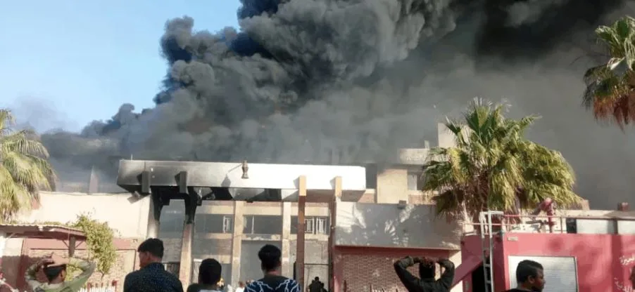 مصدر أمني: مواد بلاستيكية وأخرى سريعة الاشتعال زادت شراسة النيران داخل مصنع البلاستيك بأكتوبر.. والدفع بـ20 سيارة إطفاء مصدر أمني: مواد بلاستيكية وأخرى سريعة الاشتعال زادت شراسة النيران داخل مصنع البلاستيك بأكتوبر.. والدفع بـ20 سيارة إطفاء