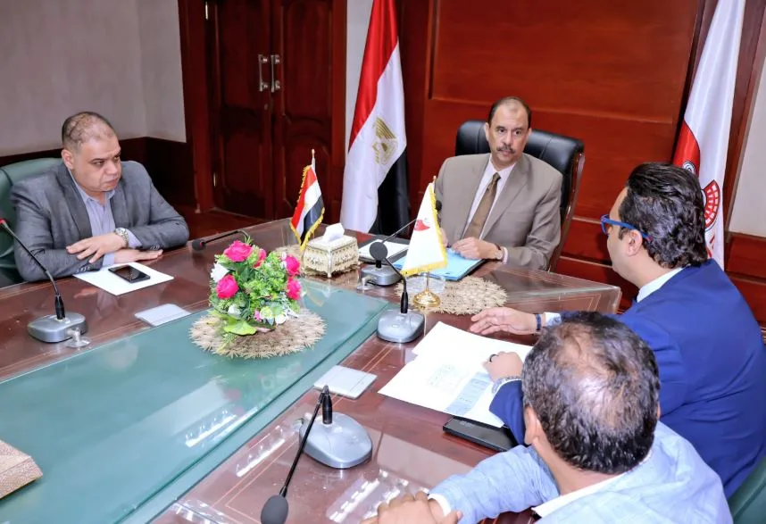 محافظ سوهاج يجتمع لمناقشة قضايا متعددة في قطاع الصحة