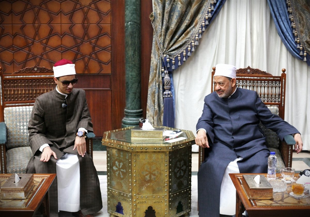 شيخ الأزهر يستقبل الطالب محمد أحمد حسن ويوجه بإلحاقه بأحد معاهد اللغات شيخ الأزهر يستقبل الطالب محمد أحمد حسن ويوجه بإلحاقه بأحد معاهد اللغات