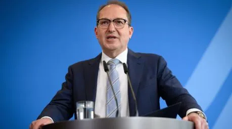 الوزير الألماني للداخلية يبرر تعزيز المراقبة على الحدود أثناء زيارته إلى براغ الوزير الألماني للداخلية يبرر تعزيز المراقبة على الحدود أثناء زيارته إلى براغ