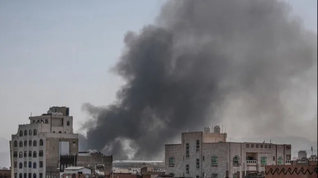 الحوثيون: خسائر موانئ الحديدة تتجاوز مليار دولار بسبب الهجمات الأمريكية والإسرائيلية الحوثيون: خسائر موانئ الحديدة تتجاوز مليار دولار بسبب الهجمات الأمريكية والإسرائيلية