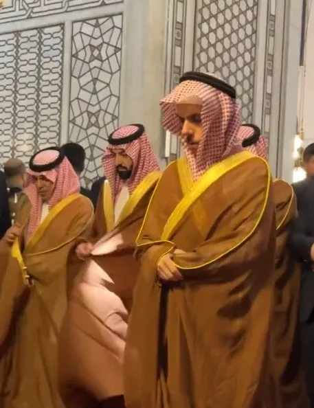 فيديو.. وزير الخارجية السعودي يقود الصلاة في المسجد الأموي بعد وصوله إلى دمشق فيديو.. وزير الخارجية السعودي يقود الصلاة في المسجد الأموي بعد وصوله إلى دمشق