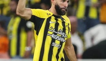 بنزيما يُتوج بجائزة أفضل لاعب في الدوري السعودي، ورونالدو ينال الحذاء الذهبي.