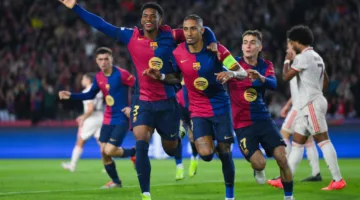 رش المياه وتبادل اللكمات: إسبانيول يعارض احتفال برشلونة بلقب الليجا