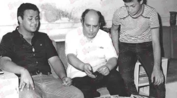 عمرو أديب ينشر صورة قديمة له مع والده الراحل: إيجار شقتنا كان بـ55 جنيها.. السكن هوية وشخصية