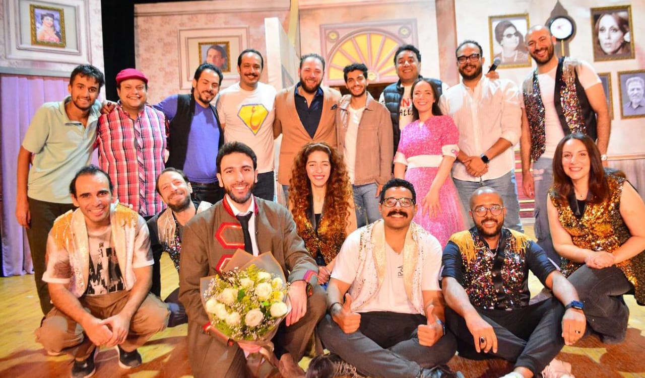 مينا مسعود يحضر العرض المسرحي في يوم وليلة ويشيد به مينا مسعود يحضر العرض المسرحي في يوم وليلة ويشيد به