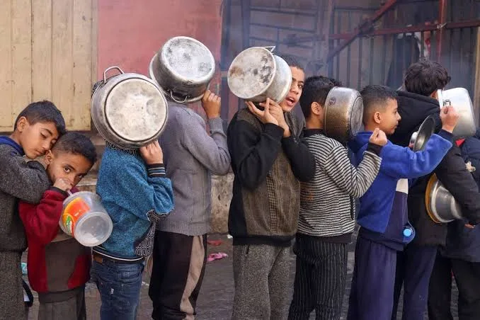 عناصر أمريكية وإسرائيلية متخفية تسخر من معاناة الفلسطينيين في غزة