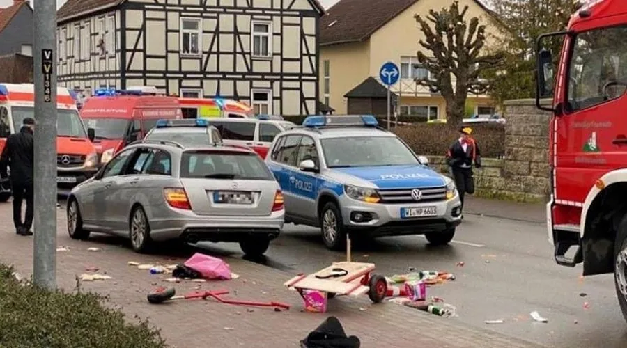 ألمانيا: حادث سيارة يؤدي لإصابة شخصين وإضرار بعدد من المركبات ألمانيا: حادث سيارة يؤدي لإصابة شخصين وإضرار بعدد من المركبات