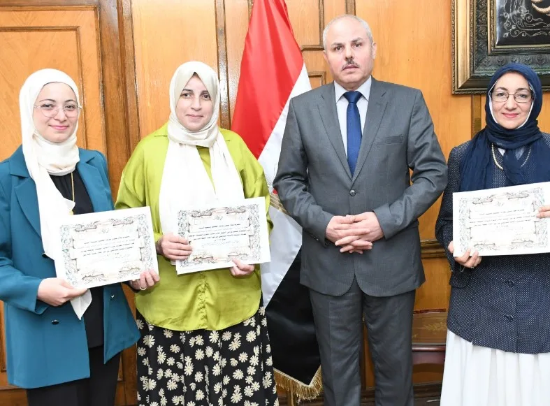 رئيس جامعة قناة السويس يكرم فائزتين بجائزة الأبحاث العلمية لغير أعضاء هيئة التدريس رئيس جامعة قناة السويس يكرم فائزتين بجائزة الأبحاث العلمية لغير أعضاء هيئة التدريس