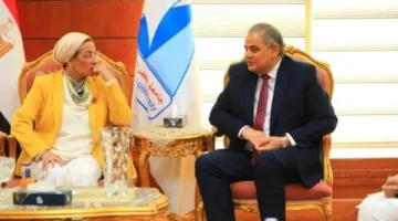 رئيس جامعة كفر الشيخ يرحب بوزيرة البيئة خلال مؤتمر الابتكار نحو مستقبل مستدام.