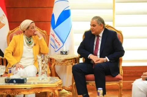 رئيس جامعة كفر الشيخ يرحب بوزيرة البيئة خلال مؤتمر الابتكار نحو مستقبل مستدام. رئيس جامعة كفر الشيخ يرحب بوزيرة البيئة خلال مؤتمر الابتكار نحو مستقبل مستدام.