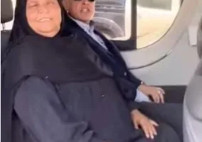 محافظ الأقصر يحقق وعده بزيارة سيدة طلبت مساعدته من حرارة الشمس خلال جولته.