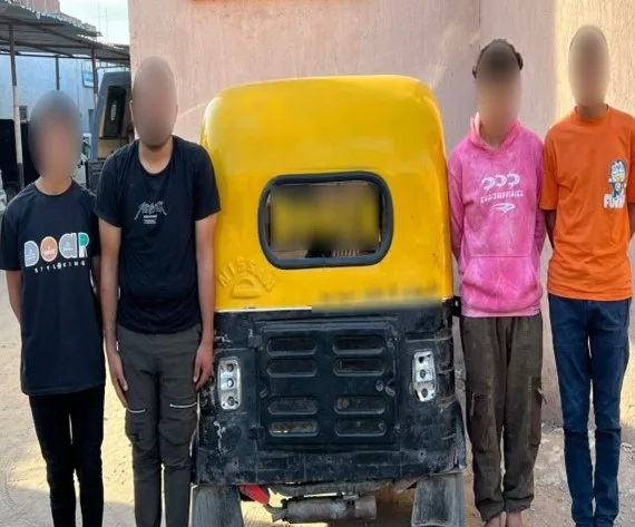 احتجاز سائق توكتوك و3 طلاب سمحوا لأنفسهم بالجلوس على سطح المركبة أثناء تحركها في البحيرة