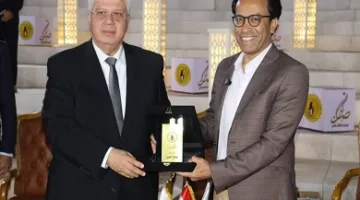 وزير التعليم العالي يكرّم الفنان سامح حسين لدوره في نشر الوعي وتعزيز القيم الإيجابية