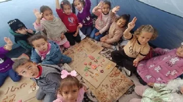 بين أنقاض الأبراج المدمرة.. “شعاع أمل” مدرسة فلسطينية من الخيام والصلابة.
