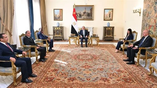 السيسي يناقش مع رئيس البنك الإفريقي للتنمية سبل تعزيز التعاون. السيسي يناقش مع رئيس البنك الإفريقي للتنمية سبل تعزيز التعاون.