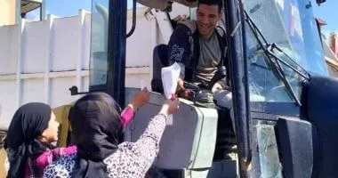 محافظة دمياط تكرم العمال بالورود والهدايا وتطلق معارض مجانية لدعم الحرفيين محافظة دمياط تكرم العمال بالورود والهدايا وتطلق معارض مجانية لدعم الحرفيين