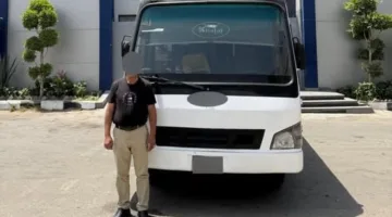ضبط سائق أتوبيس لسيره عكس الاتجاه في التجمع