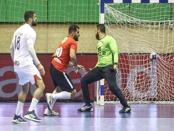 الأهلي يتغلب على الزمالك ويتأهل إلى نهائي كأس السوبر الإفريقي لكرة اليد الأهلي يتغلب على الزمالك ويتأهل إلى نهائي كأس السوبر الإفريقي لكرة اليد