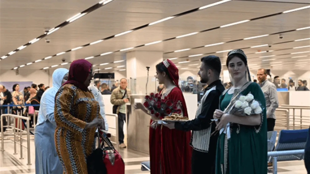 "نتطلّع لوصول مزيد من الإخوة الخليجيين".. إستقبال رسمي للإماراتيين في مطار بيروت "نتطلّع لوصول مزيد من الإخوة الخليجيين".. إستقبال رسمي للإماراتيين في مطار بيروت