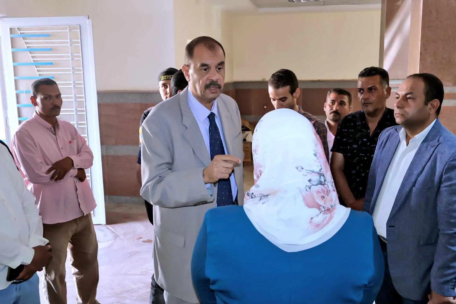 محافظ سوهاج يتفقد معرض تسويق المنتجات الحرفية ويبحث أفضل سبل استغلاله في حي الكوثر محافظ سوهاج يتفقد معرض تسويق المنتجات الحرفية ويبحث أفضل سبل استغلاله في حي الكوثر