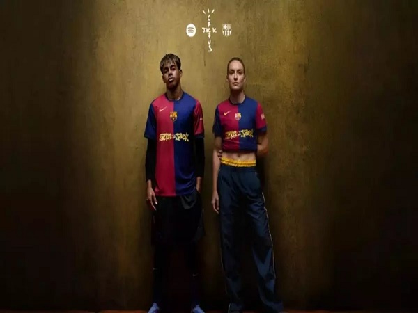 برشلونة يكشف عن قميصه الخاص بالكلاسيكو أمام ريال مدريد برشلونة يكشف عن قميصه الخاص بالكلاسيكو أمام ريال مدريد