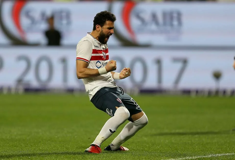 باسم مرسي يُرسل تحية للاعبي الزمالك قبيل مباراة نهائي كأس مصر ضد بيراميدز.