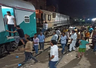 وفاة طالب تحت عجلات قطار الركاب في محطة كفر الدوار وفاة طالب تحت عجلات قطار الركاب في محطة كفر الدوار