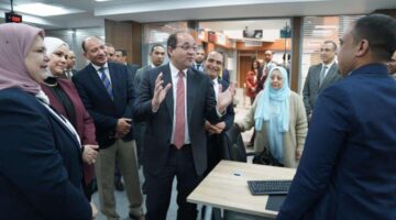 في جولات ميدانية.. وزير المالية يتحاور مع الممولين والموظفين بالمراكز والمأموريات الضريبية