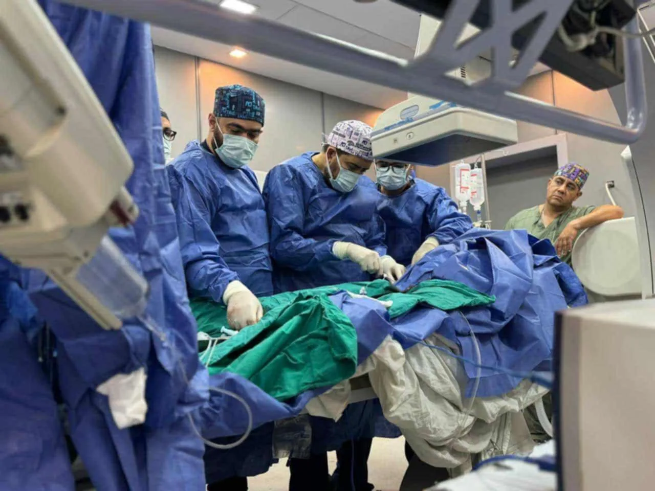 نجاح فريق أكاديمية قلب المبرة في زراعة صمام أورطي لمريضة تبلغ من العمر سبعين عامًا باستخدام تقنية التافي. نجاح فريق أكاديمية قلب المبرة في زراعة صمام أورطي لمريضة تبلغ من العمر سبعين عامًا باستخدام تقنية التافي.