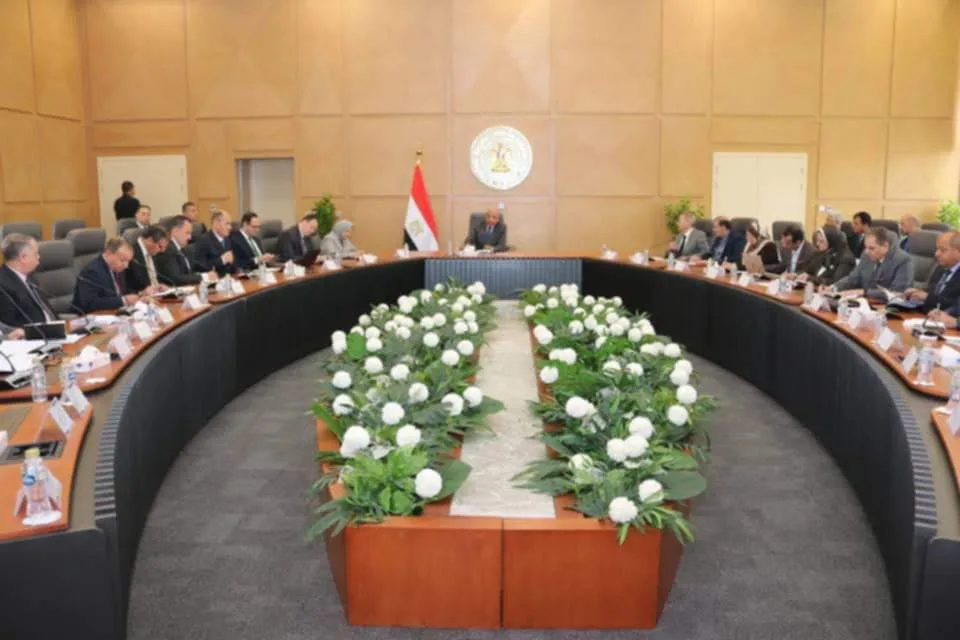 وزير الكهرباء يناقش التحضيرات لمواجهة زيادة الأحمال وارتفاع الطلب على الطاقة خلال فصل الصيف وزير الكهرباء يناقش التحضيرات لمواجهة زيادة الأحمال وارتفاع الطلب على الطاقة خلال فصل الصيف
