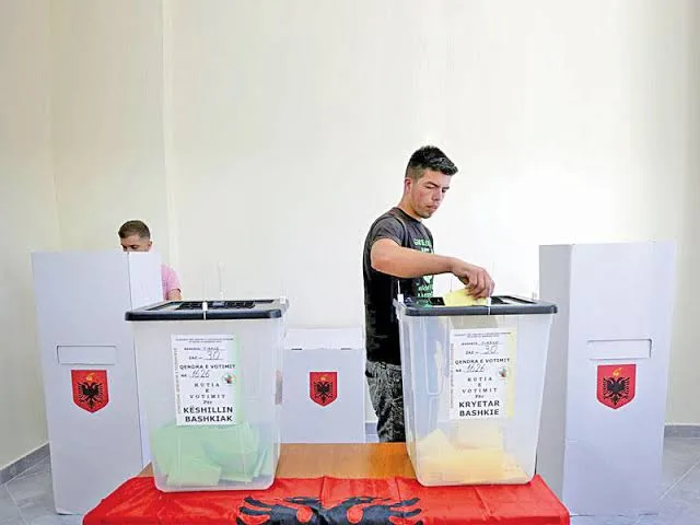 نتائج استطلاعات الرأي الأولية في ألبانيا بعد الانتخابات تشير إلى انتصار كبير للحزب الاشتراكي الحاكم. نتائج استطلاعات الرأي الأولية في ألبانيا بعد الانتخابات تشير إلى انتصار كبير للحزب الاشتراكي الحاكم.