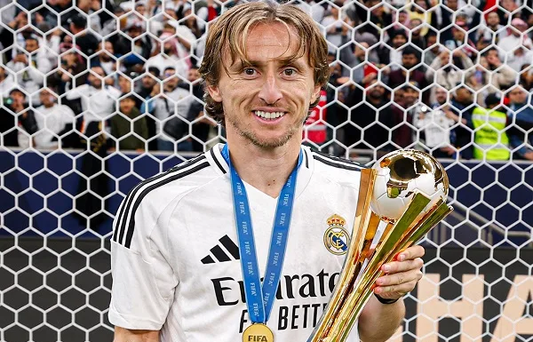 مودريتش يُعلن عن انتهاء مسيرته مع ريال مدريد بعد 13 عاماً
