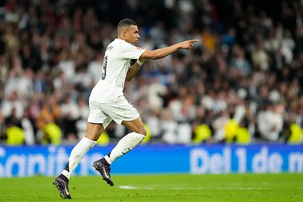 مبابي يعلق لأول مرة بعد حصوله على جائزة أفضل لاعب في ريال مدريد مبابي يعلق لأول مرة بعد حصوله على جائزة أفضل لاعب في ريال مدريد