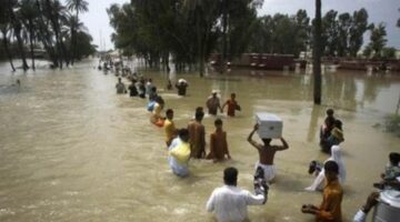 فيضانات غرب الصين تتسبب في تدمير العديد من المنازل والطرق