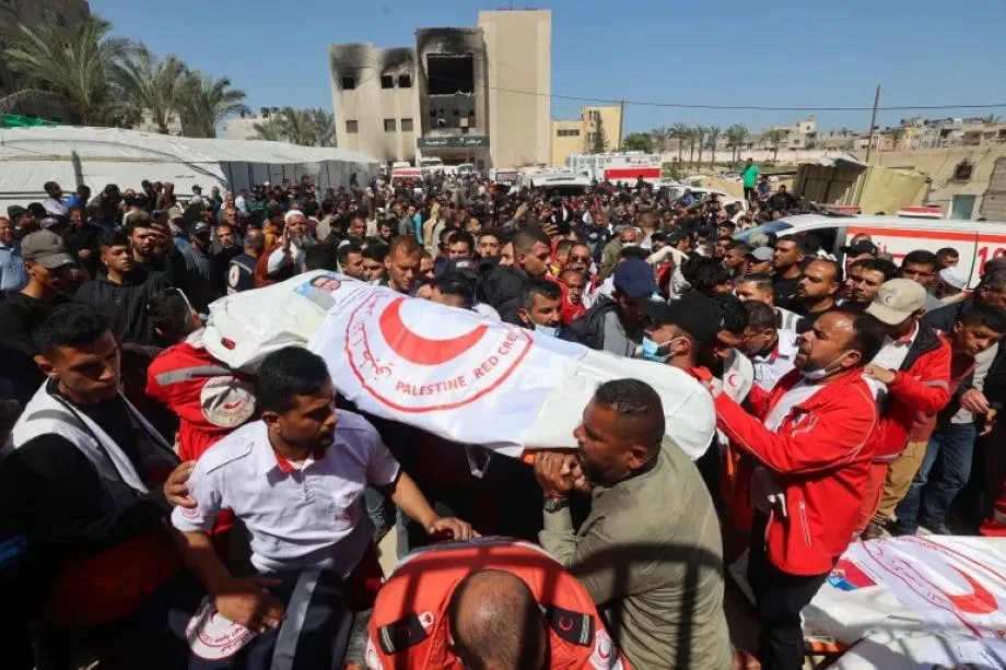 الهلال الأحمر الفلسطيني يوجه نداءً عاجلاً لحماية الفرق الطبية والإغاثية في غزة. الهلال الأحمر الفلسطيني يوجه نداءً عاجلاً لحماية الفرق الطبية والإغاثية في غزة.