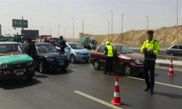 "الداخلية" توضح حقيقة فيديو تجاوز أحد أفراد الشرطة عند استيقاف سيارة نقل "الداخلية" توضح حقيقة فيديو تجاوز أحد أفراد الشرطة عند استيقاف سيارة نقل
