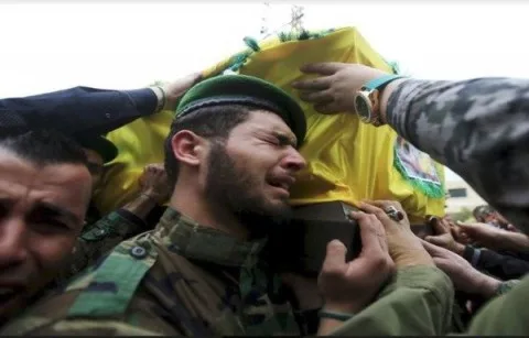rewrite this title in other words: لبنان يتسلم من سوريا مشتبها في ضلوعه بمقتل مسؤول حزبي