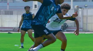 تدريبات الزمالك: الرمادي يقدم توجيهات خاصة للاعبين وشيكابالا يشارك في التدريب الجماعي.