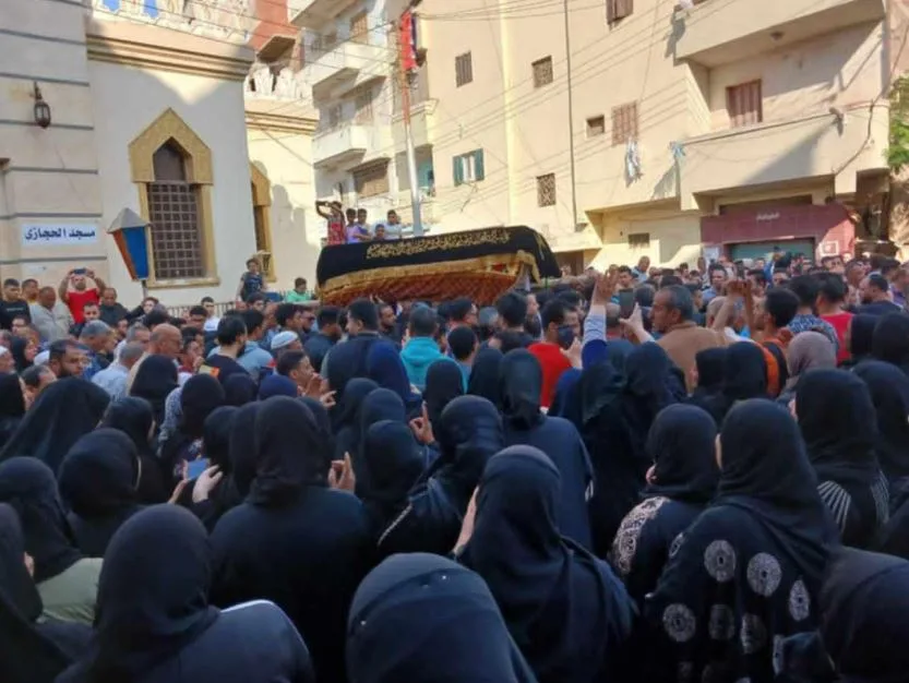 تشييع جثمان طالبة كلية العلوم جامعة الزقازيق في جنازة مهيبة بحضور زميلاتها تشييع جثمان طالبة كلية العلوم جامعة الزقازيق في جنازة مهيبة بحضور زميلاتها
