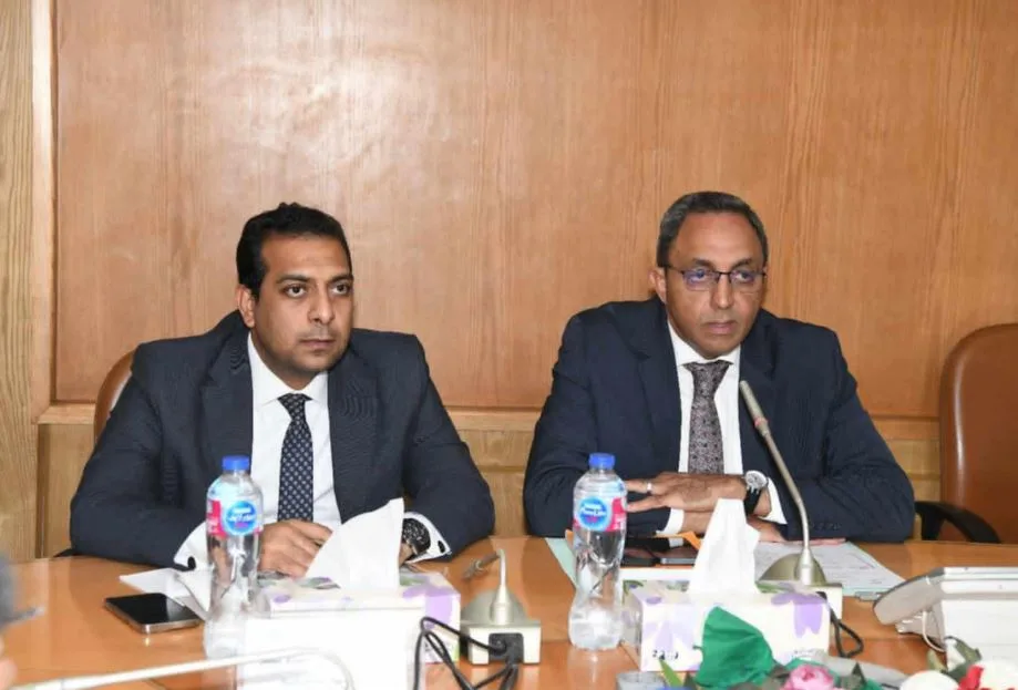 محافظ قنا يستعرض فرص الاستثمار في قنا ونجع حمادي ويؤكد على ضرورة استغلال الأصول غير المُستخدمة بسرعة. محافظ قنا يستعرض فرص الاستثمار في قنا ونجع حمادي ويؤكد على ضرورة استغلال الأصول غير المُستخدمة بسرعة.