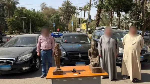 آثار مضروبة.. شخصان يحاولان النصب على آخر بالقاهرة آثار مضروبة.. شخصان يحاولان النصب على آخر بالقاهرة