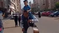 أب يحتفل بأول يوم حضانة لابنه  بزفة بلدى  في المحلة