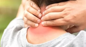 أبرزها الألم المستمر.. أعراض تيبس الرقبة