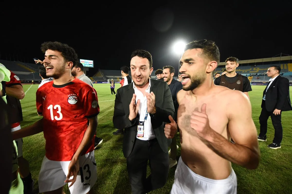 أبو زهرة يشارك فريق الشباب والجهاز الفني فرحتهم بالتأهل إلى كأس العالم.