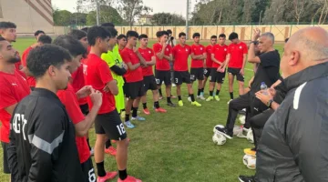 أسامة نبيه يشجع لاعبي منتخب مصر للشباب قبل مواجهة غانا.. وتدريبات على التسديدات من علامة الجزاء