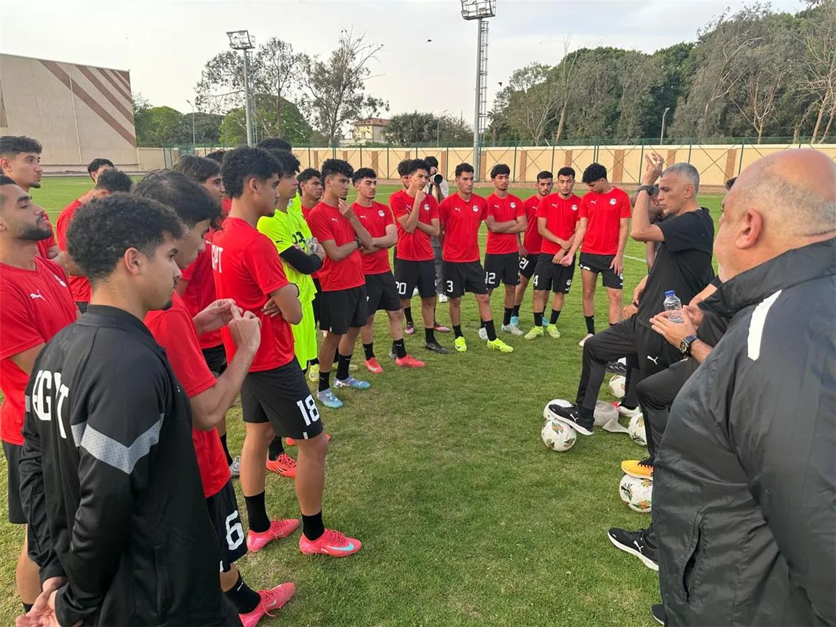 أسامة نبيه يشجع لاعبي منتخب مصر للشباب قبل مواجهة غانا.. وتدريبات على التسديدات من علامة الجزاء أسامة نبيه يشجع لاعبي منتخب مصر للشباب قبل مواجهة غانا.. وتدريبات على التسديدات من علامة الجزاء