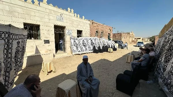 أسرة الشيخ الطبلاوي تقيم ختمة قرآنية على روحه في ذكرى وفاته.. شاهد أسرة الشيخ الطبلاوي تقيم ختمة قرآنية على روحه في ذكرى وفاته.. شاهد